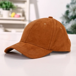 Detailansicht der karamellfarbenen Wildleder-Baseballkappe mit matter Textur und Nähten