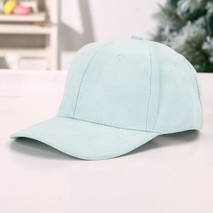 Pastellgrüne Baseballkappe aus Wildleder mit gebogenem Schirm und Sechs-Panel-Design
