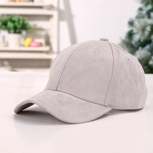 Detail der hellgrauen Wildleder-Baseballkappe mit sechsteiliger Krone und Stick-Ösen
