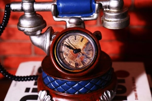 Orologio da tavolo vintage a forma di telefono con numeri romani su mattoni rossi