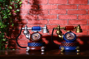 Set di orologi da tavolo vintage a forma di telefono in resina con finitura rustica