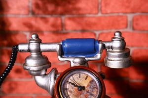 Orologio decorativo a forma di telefono retrò industriale con finitura argento e blu