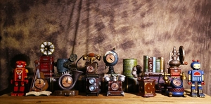Vista macro di mini orologi vintage in resina con finitura industriale su legno scuro