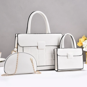 Ensemble de trois sacs blancs à motif écossais avec cabas et bandoulière à chaîne dorée