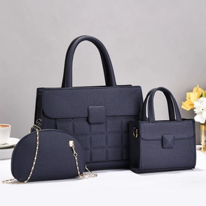 Détail de l'ensemble de 3 sacs à main bleu foncé avec texture tissée et chaîne en métal