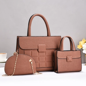 Détail d'un ensemble de 3 sacs marron texturés comprenant un cabas et une bandoulière