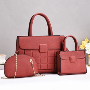 Ensemble de trois sacs à main rouge foncé avec motif matelassé et boucles carrées