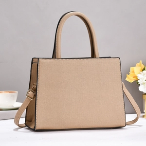 Texture dettagliata della borsa tote in tela kaki con bordo nero e tracolla regolabile