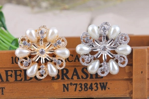 Dettaglio di spille a ghirlanda floreale con cristalli e perle in oro e argento
