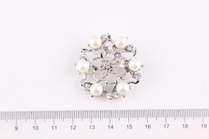 Dettaglio della spilla a fiore in cristallo argento con perle e misurazione