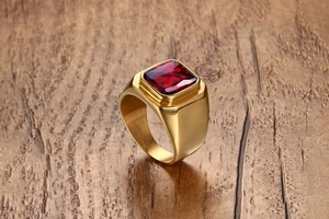 Détail d'une bague chevalière pour homme plaquée or 18K avec zircon rouge rectangulaire