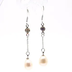 Eleganti orecchini pendenti in argento con perle a goccia bianche e strass brillanti