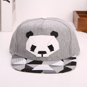 Λεπτομέρεια γκρι καπέλου snapback με γεωμετρικό πάνδα και μοντέρνο επίπεδο γείσο