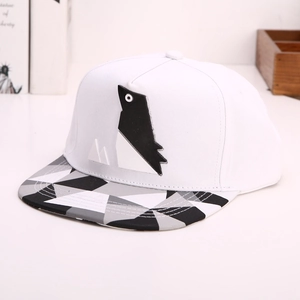 Λεπτομέρεια λευκού καπέλου snapback με γεωμετρικό 3D πιγκουίνο και τρίχρωμο γείσο