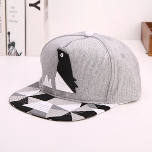 Γκρι καπέλο snapback με γραφικό πουλιού και γεωμετρικό σχέδιο στο γείσο
