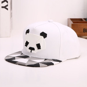 Λεπτομέρεια από λευκό καπέλο hip-hop με μοτίβο panda 3D και γείσο παραλλαγής