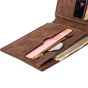 Herrenbrieftasche aus braunem Leder mit Kartenfächern und Münzfach auf weißem Grund