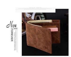 Makroansicht der Bifold-Ledergeldbörse mit vielen Kartenfächern und Reißverschlussfach