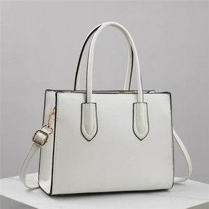 Elegante bolso de mano blanco en cuero sintético Saffiano con borde negro y bandolera