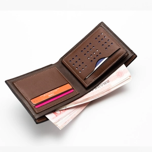 Portafoglio corto da uomo in pelle con struttura bifold e motivo litchi