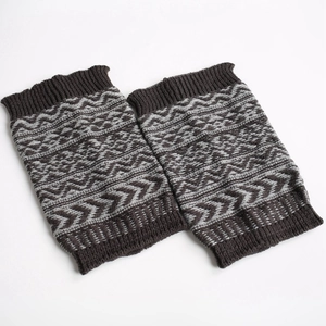 Détail de jambières en tricot marron et gris avec des motifs jacquard géométriques chic