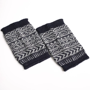 Détail de jambières en tricot jacquard nordique bleu marine et gris avec finitions côtelées