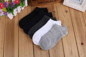 Dettaglio di cinque paia di calzini bassi in cotone nei classici toni nero, bianco e grigio