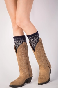 Vue détaillée de bottes de cowboy marron avec broderie flamme et cuir au fini vintage usé