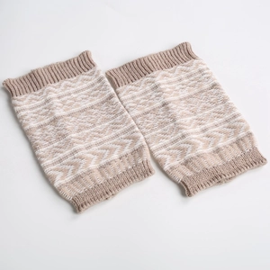 Détail de jambières en tricot bohème avec motifs vagues kaki et finitions côtelées