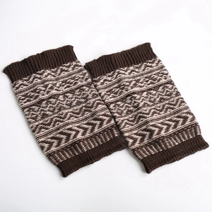 Détail de jambières tricotées avec motifs géométriques ondulés marron et beige