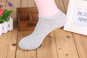 Dettaglio calzino invisibile in cotone grigio chiaro con vestibilità elastica sul piede