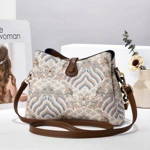 Vista dettagliata della borsa a tracolla in tessuto jacquard con motivo paesaggio e fibbia