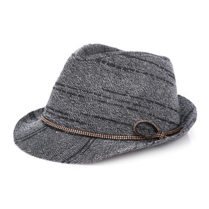 Dettaglio del cappello fedora in maglia grigio scuro con fascia decorativa intrecciata