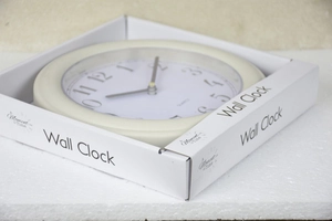 Horloge murale à quartz ronde de 9 pouces avec chiffres arabes dans son emballage