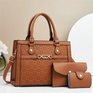 Detailoverzicht van de 3-delige bruine PU-lederen tassenset met tote en crossbody
