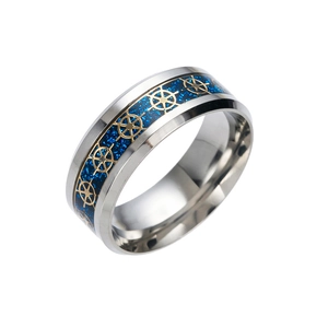 Polierter Edelstahlring mit goldenen Schiffslenkrädern auf dunkelblauem Inlay-Design