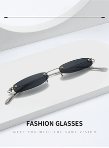 Makroaufnahme einer modischen randlosen Sonnenbrille mit schmalen grauen Gläsern und Silberbügeln