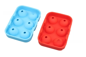 Detail of food-grade silicone 6-cavity spherical ice molds in blue and red finishes