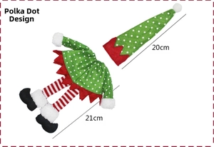 Détail du cache-bouteille lutin de Noël avec rayures rouges et blanches en feutre vert