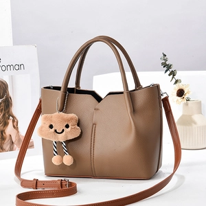 Secchiello in pelle marrone con ciondolo in peluche e bordi ondulati per donna