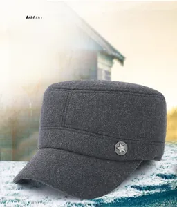 Détail de la casquette militaire en laine grise avec un emblème étoile en métal