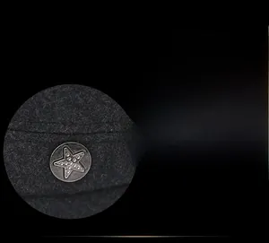 Détail d'un ornement d'étoile en argent avec strass sur un chapeau plat en laine d'hiver
