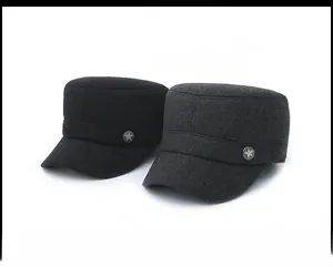 Détail des casquettes militaires épaisses en laine noire et grise avec bouton étoile