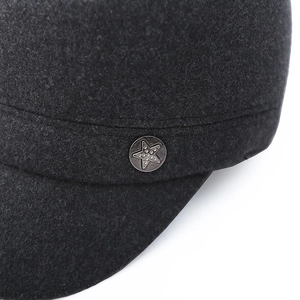 Chapeau d'hiver en feutre de laine avec cache-oreilles et emblème d'étoile en métal