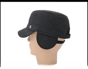 Détail d'une casquette d'hiver en laine grise avec protège-oreilles et insigne étoile