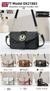 Détail du motif monogramme classique et de la boucle métallique ronde M sur le sac à main