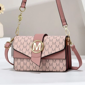 Sac bandoulière rose pour femme avec boucle M dorée et imprimé monogramme chic