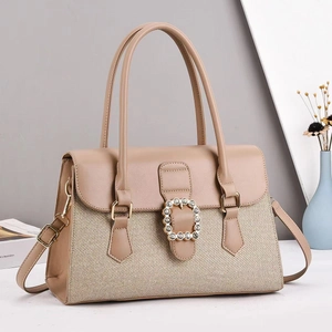 Elegante beige crossbodytas met geweven textuur en sprankelende diamanten gesp