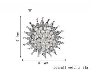 Detailansicht einer 5,1 cm Sonnenblumen-Brosche mit Silberblüten und Perlen