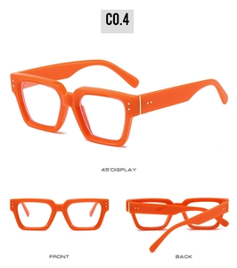 Detaillierte Mehrwinkelansicht der leuchtend orangen quadratischen Brille mit Metallnieten